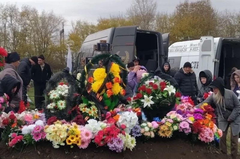 Похороны четырех детей в красноярском крае фото Смысл жизни в малыше". Мама 4 отравившихся детей в Сибири родила мальчика АиФ Кр