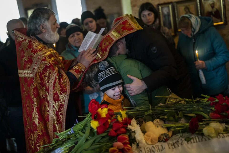 Похороны детей под красноярском фото AP PHOTOS: Ukraine endures a second year of war with scenes of grief, suffering 