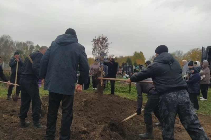 Похороны детей под красноярском фото Смысл жизни в малыше". Мама 4 отравившихся детей в Сибири родила мальчика АиФ Кр