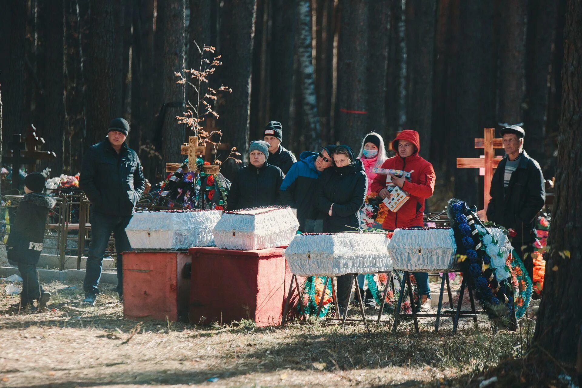 Похороны детей в красноярске фото родителей Душераздерающий фоторепортаж с похорон детей, погибших 30 сентября 2020 в пожаре