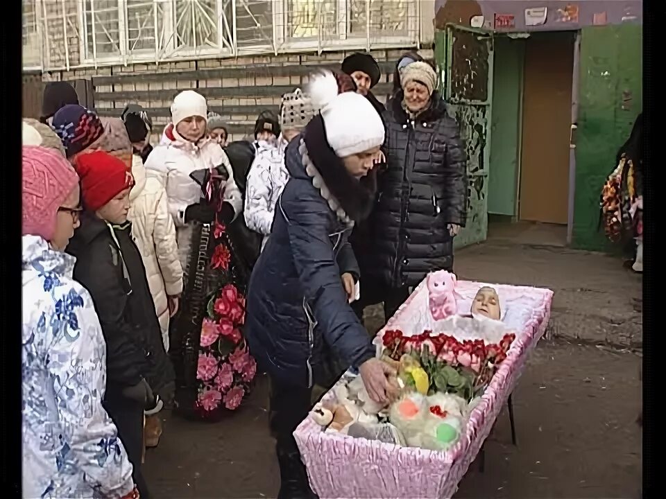 Похороны детей в красноярске фото родителей Близкие простились с утонувшей в бассейне челнинской школьницей. Следствие продо