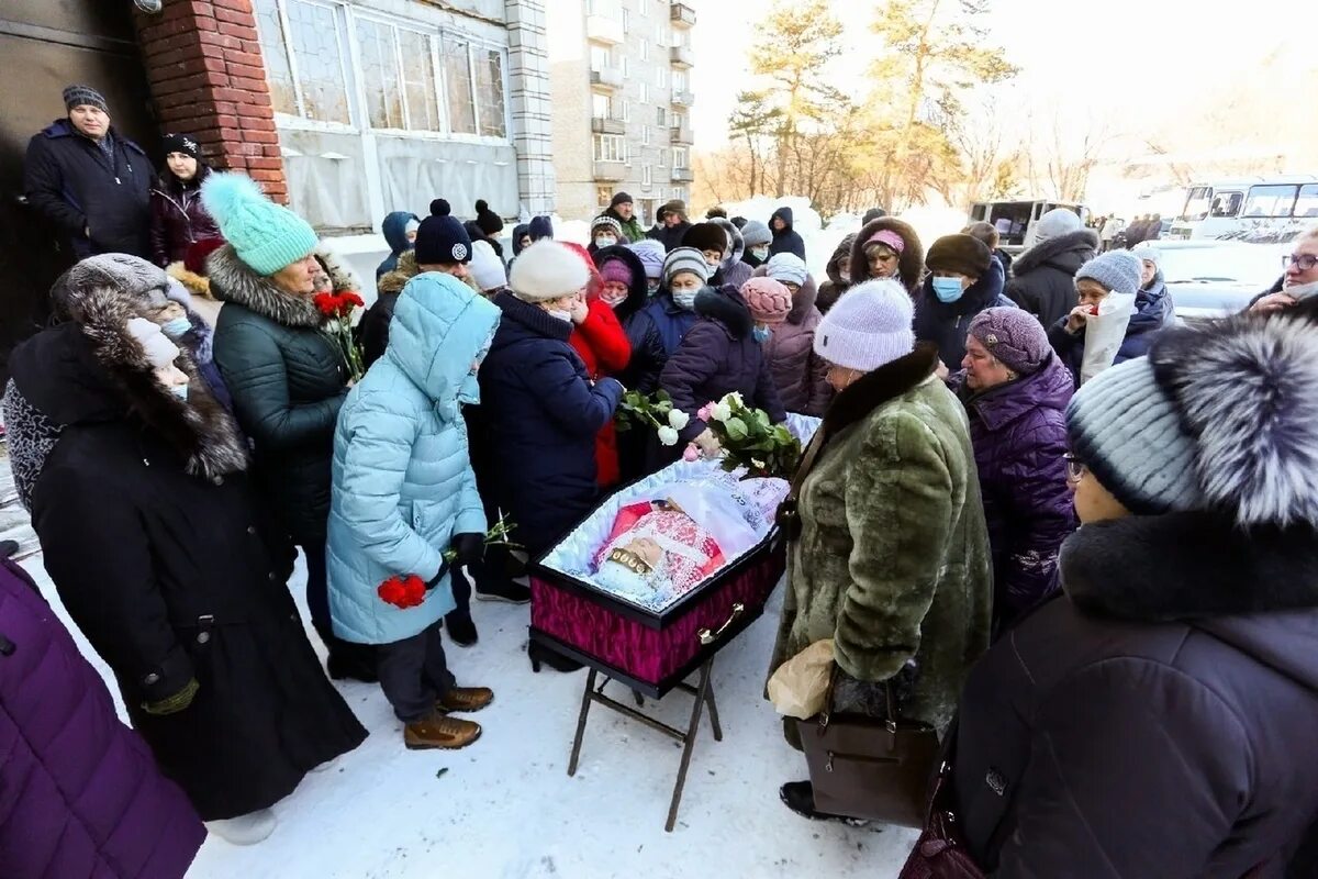 Похороны детей в красноярске фото родителей Десятки новосибирцев пришли проститься с убитой сосулькой пенсионеркой - МК Ново