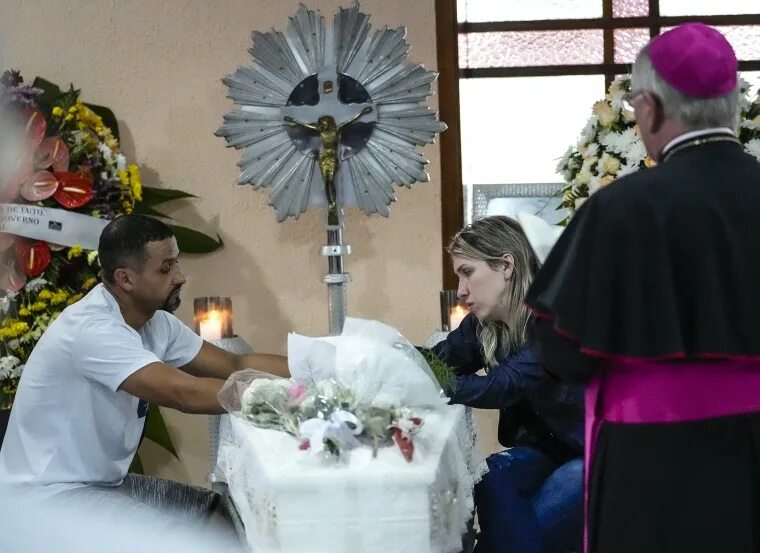 Похороны детей в тольятти фото In Brazil, grief-stricken parents bury their children killed in ax attack