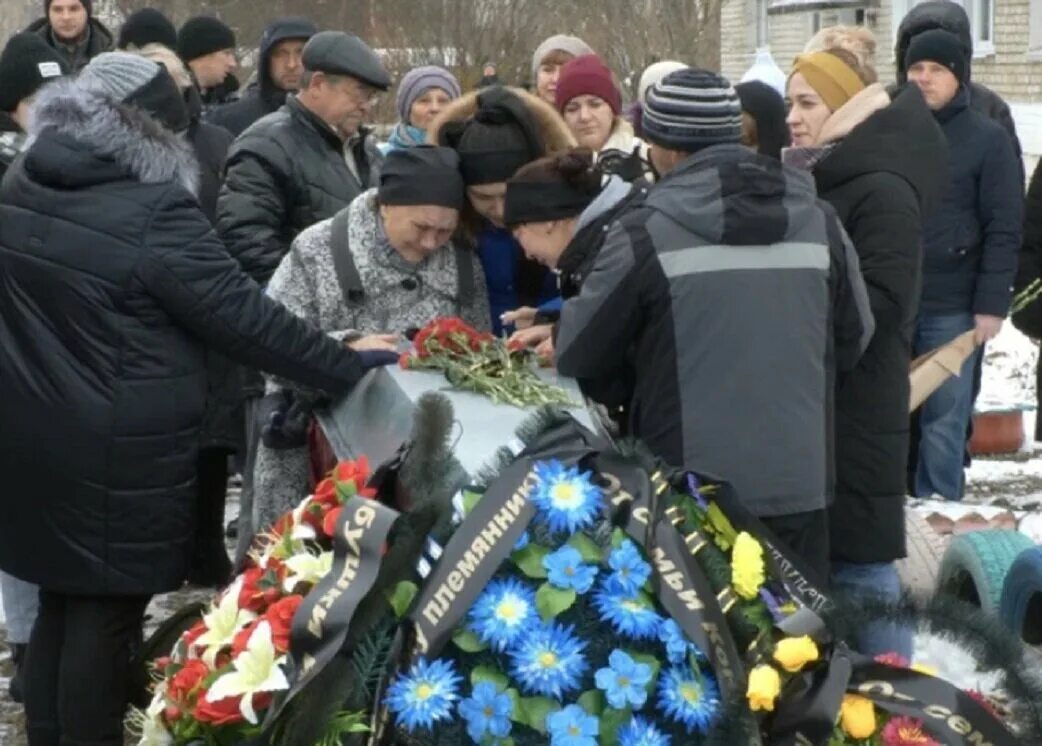 Похороны детей в тольятти фото На Урале родители за собственный счет похоронили погибшего в СВО сына Рязанский 