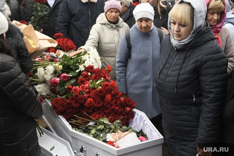 Похороны девочек в тольятти фото На Урале на отпевание убитой за машину женщины пришел ее бывший муж. ФОТО. ВИДЕО