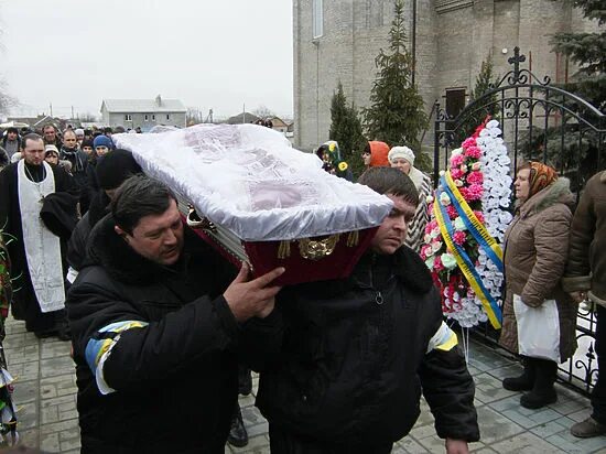 Похороны дмитрия холодова фото Мариуполь хоронит жертв обстрела - МК