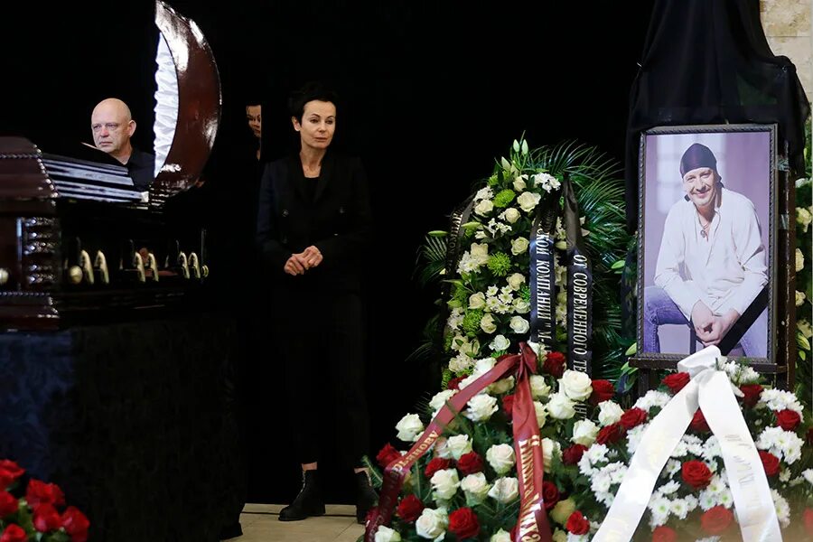 Похороны дмитрия марьянова фото Церемония прощания с актером Дмитрием Марьяновым - РБК