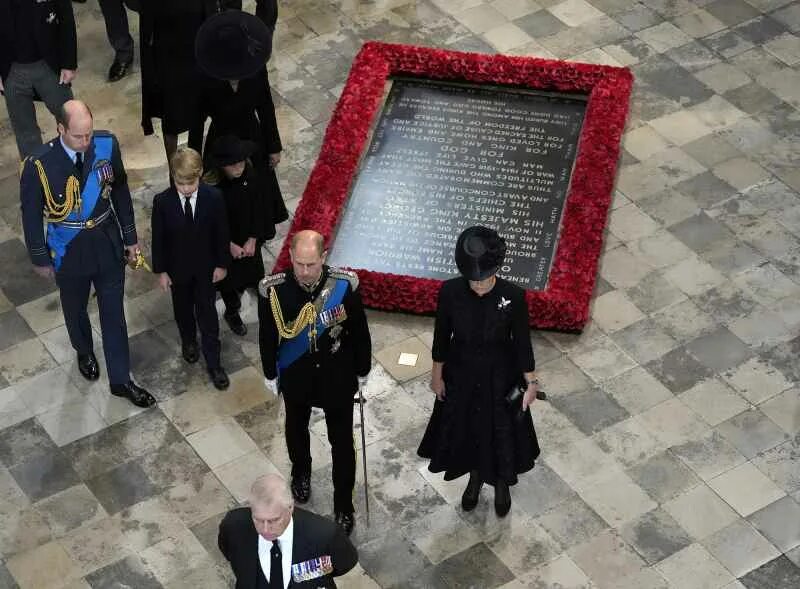 Похороны елизаветы 2 королевы англии фото Prince Edward, Wife Sophie Pay Tribute to Queen Elizabeth at Funeral Us Weekly