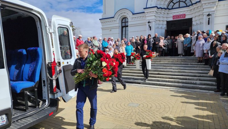 Похороны евгения кунгурова фото Последние аплодисменты. Певца Евгения Кунгурова похоронили на малой родине АиФ У