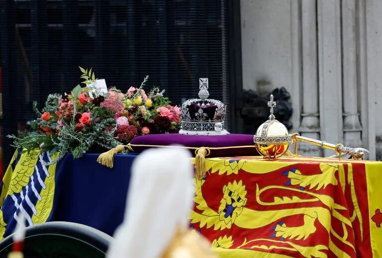 Похороны королевы елизаветы фото I simboli al funerale della Regina Elisabetta II: corona, bandiera, globo e scet