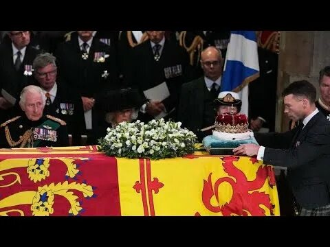 Похороны королей фото King Charles III leads royal procession of Queen Elizabeth II's coffin - YouTube