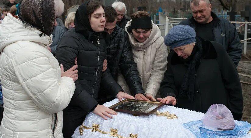 Похороны погибших детей в красноярском крае фото Минздрав: 16 детей погибли в Украине с начала войны Report.az