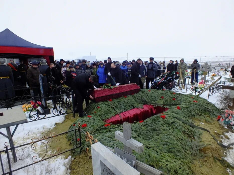 Похороны романа мадянова фото В Волгоградской области простились с погибшим на Украине Денисом Зориным