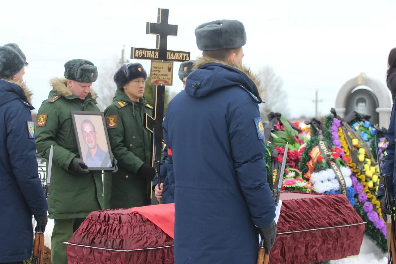 Похороны романа мадянова фото видео В Тверской области простились с погибшим на Украине Сергеем Тюменевым - ТИА