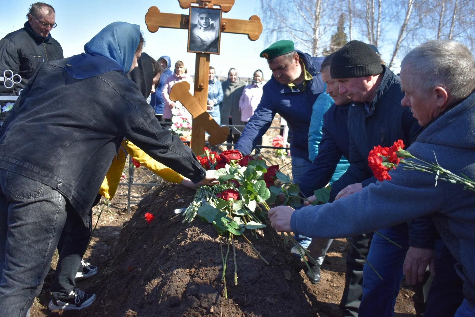 Похороны романа мадянова фото видео В Кайбицком районе простились с военнослужащим, погибшим в ходе спецоперации на 