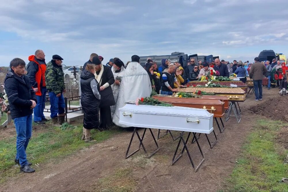 Похороны семьи базилевич львов фото Все были дома - и погибли. В Ейске похоронят семью из 7 человек АиФ Краснодар