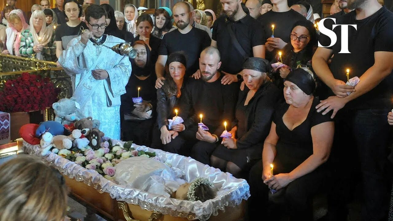 Похороны семьи базилевич львов фото Family buries 4-year-old Ukrainian girl killed in Russian missile attack - YouTu