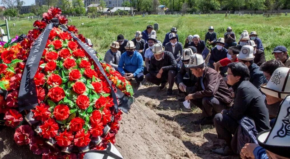 Похороны в красной сопке фото В Кыргызстане 30 июля объявлен днем траура по жертвам COVID-19 Хабарҳои Тоҷикист