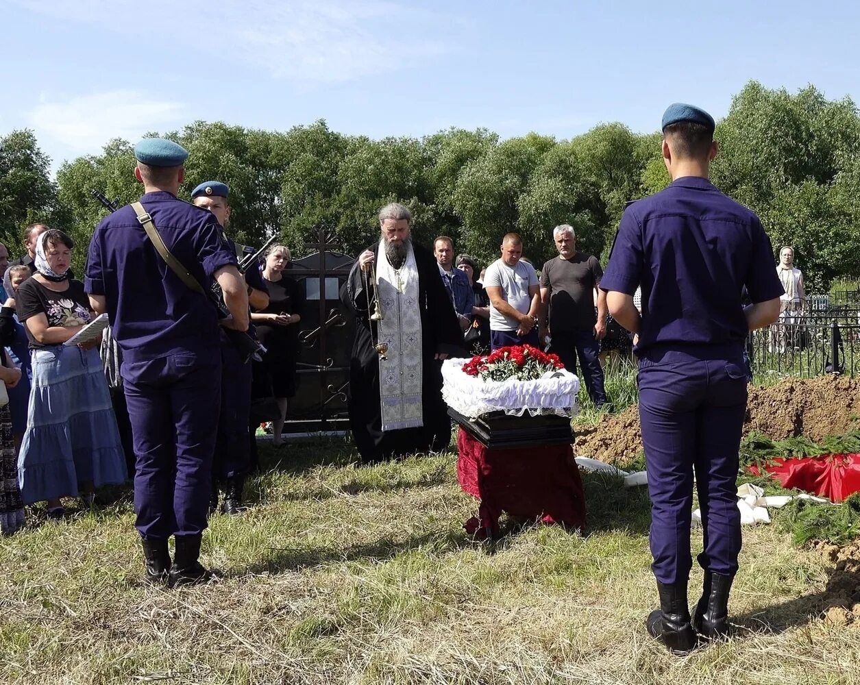 Похороны в красной сопке фото Под Рязанью простились с погибшим на Украине Сергеем Кургановым: скорбные кадры