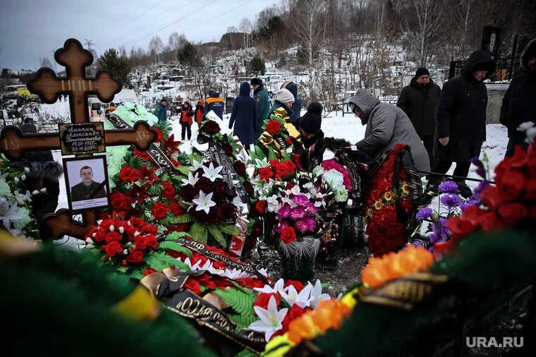 Похороны в красной сопке фото Власти Кузбасса не дают прессе освещать взрыв на шахте