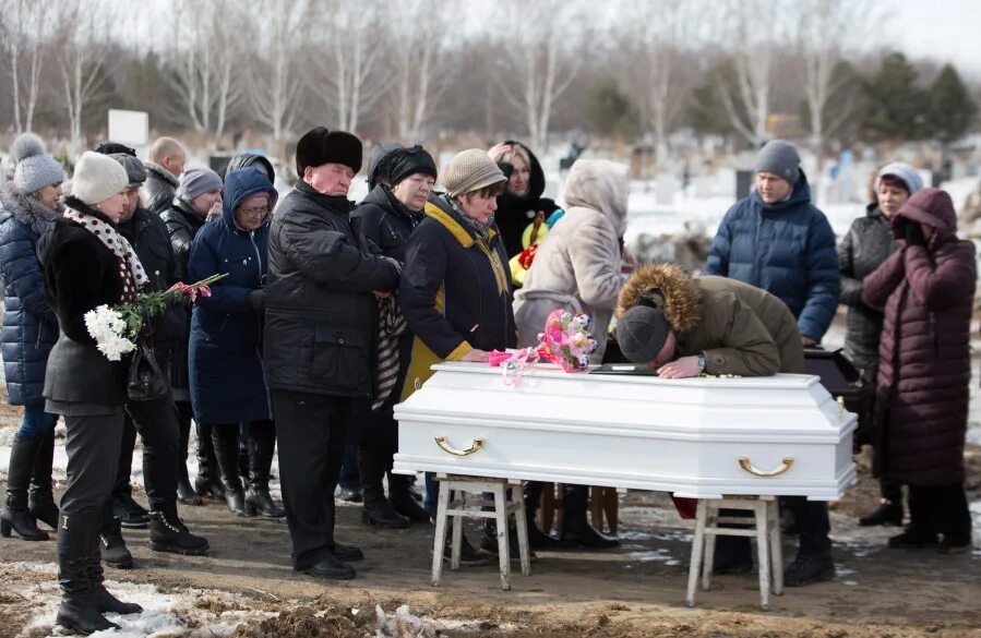 Похороны в красной сопке фото В Кемерове начались похороны погибших в ТЦ "Зимняя вишня" Такие дела