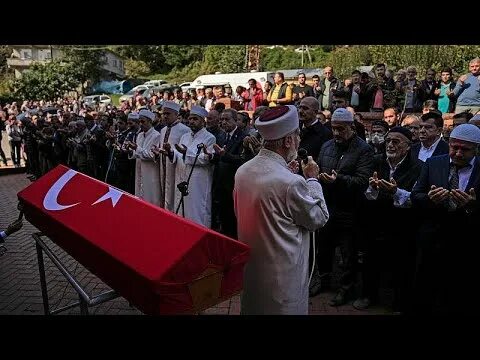 Похороны в турции фото Turquia despede-se das vítimas de explosão em mina - YouTube