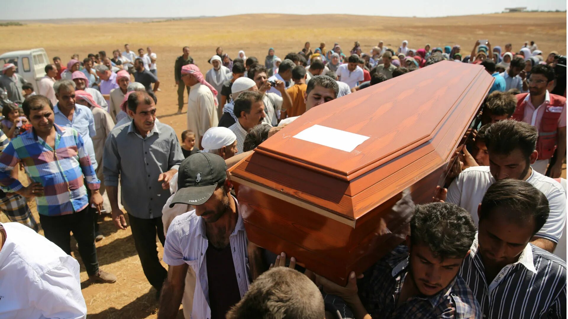 Похороны в турции фото Aylan Kurdi buried in Kobane with family