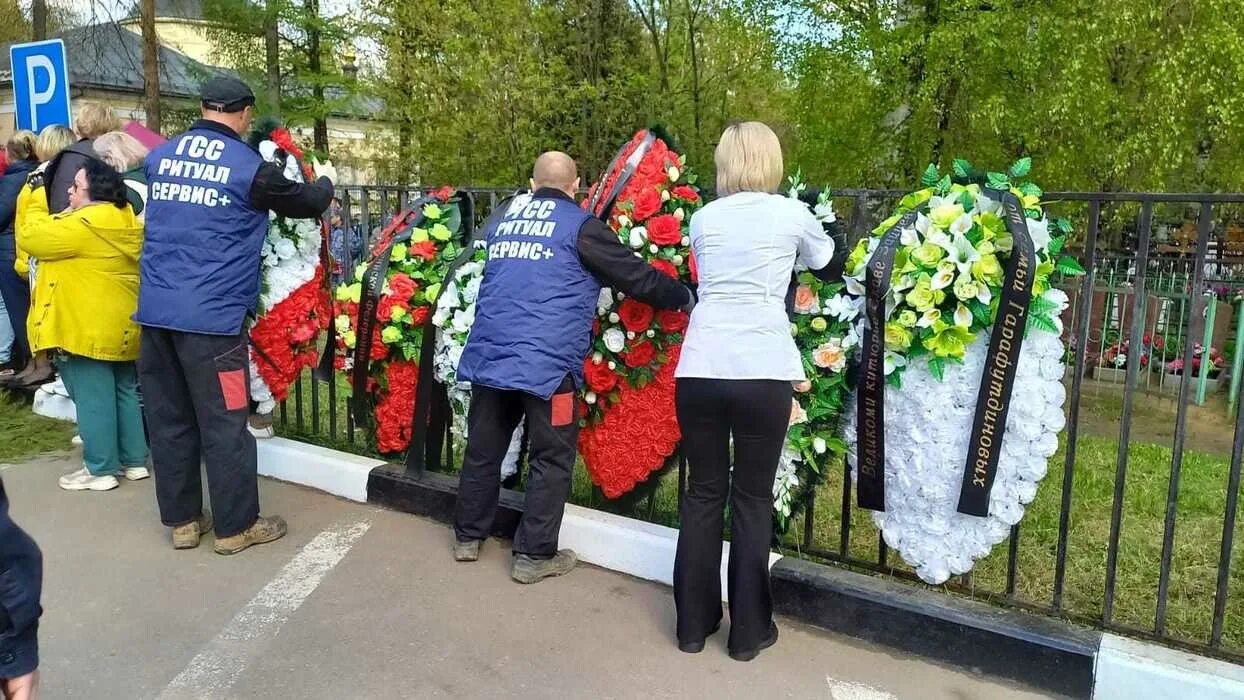 Похороны вячеслава добрынина фото Надежда Бабкина, Бедрос Киркоров приехали на похороны Вячеслава Зайцева: скорбны