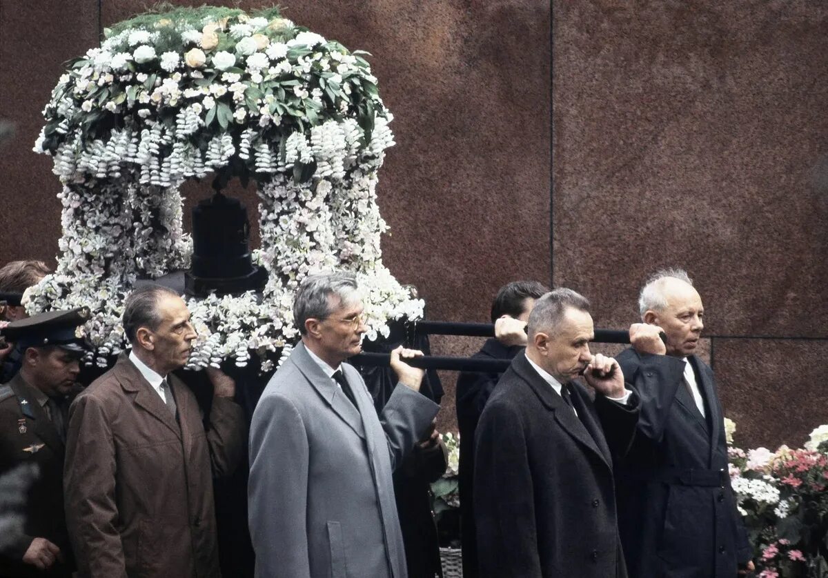 Похороны юрия гагарина фото Масштабнее Генсеков: Как провожали в последнйи путь Юрия Гагарина Цитаты истории