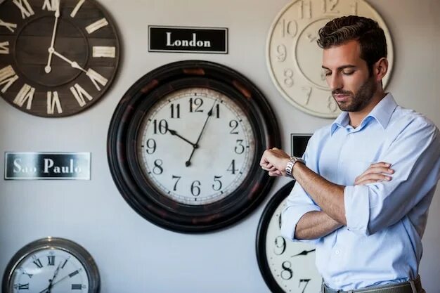 Поиск часов по фото Premium Photo Casual businessman organizing his schedule at his desk