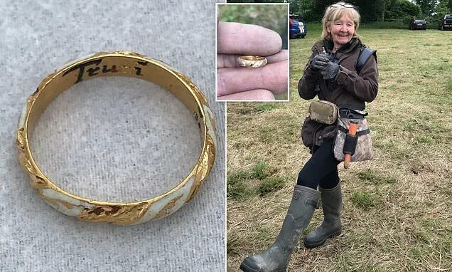 Поиск кольца по фото Metal-detecting grandmother, 66, discovers a gold ring in a field near Shakespea