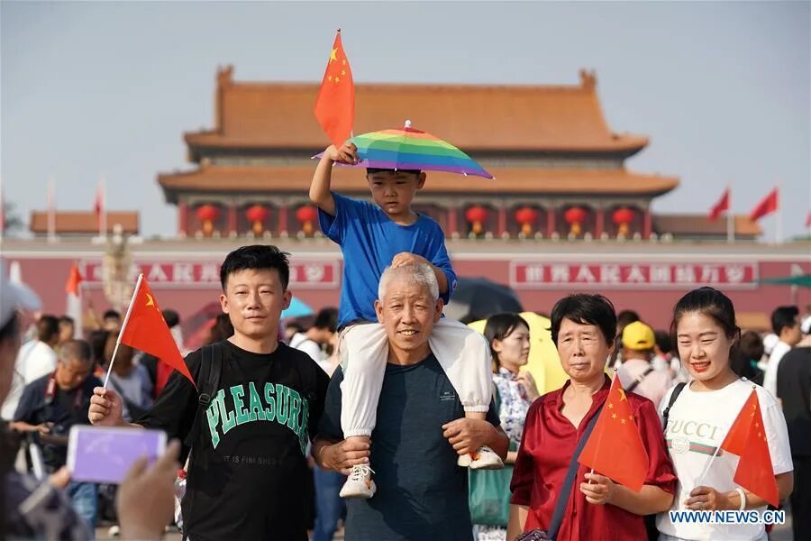 Поиск по фото человека в китае In pics: tourists at Tian'anmen Square in Beijing - Xinhua English.news.cn