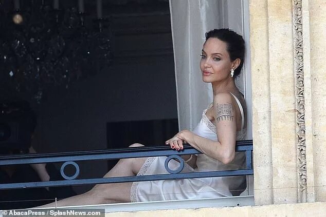 Пока ты на балконе листаешь фото анджелины Angelina Jolie looks elegant in a negligee as she models on a balcony in Paris D