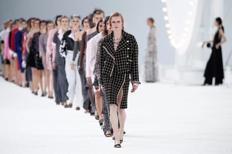 Показ мод 2024 ведущих дизайнеров женская одежда Chanel brings Hollywood glamour to Paris Fashion Week