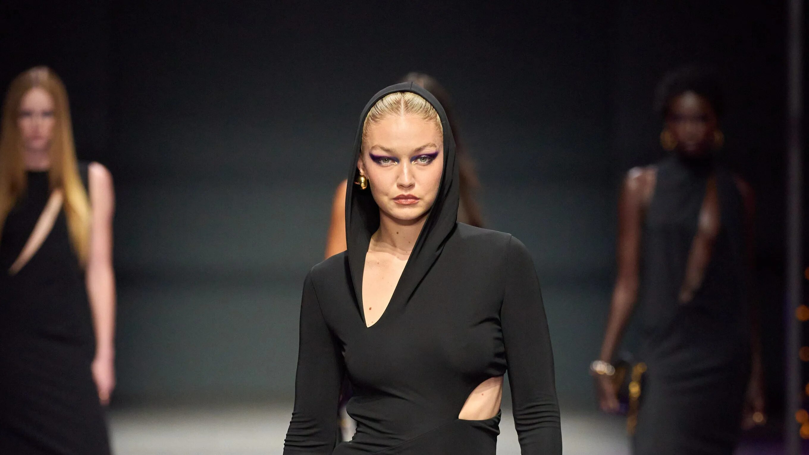 Показ мод 2024 женская Versace Spring 2023 Ready-to-Wear Fashion Show Vogue