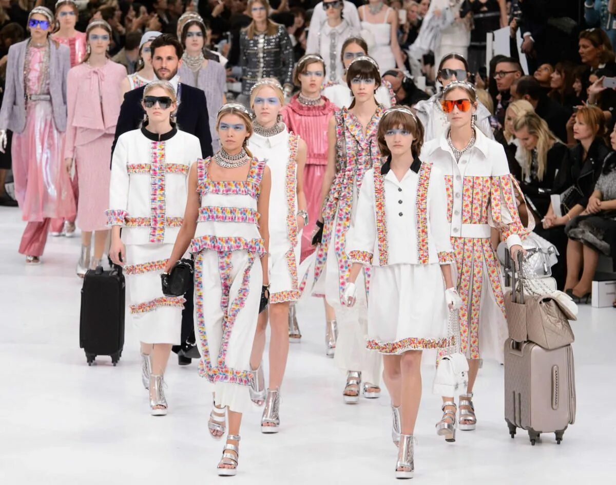 Показ мод 2024 женская лето Chanel Creates the Most Instagram-able Fashion Month Spectacle of All Europe fas