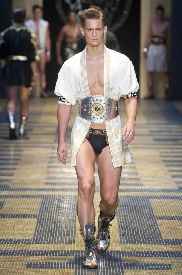 Показ мод мужское белье VERSACE in 2019 Versace men, Big men fashion, Versace