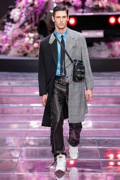 Показ мод со звездами мужские Versace Spring 2020 Menswear Collection - Vogue Men fashion show, Menswear, Mens