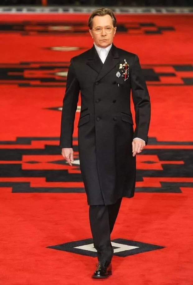 Показ мод со звездами мужские Gary Oldman in the Prada 2012-2013 Fashion Show. The Man, the Myth, the Legend. 