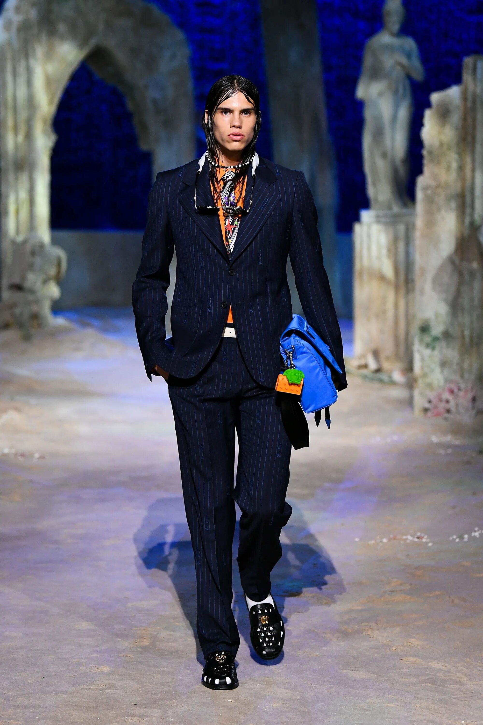 Показ мод со звездами мужские Versace Spring 2021 Menswear Collection Vogue