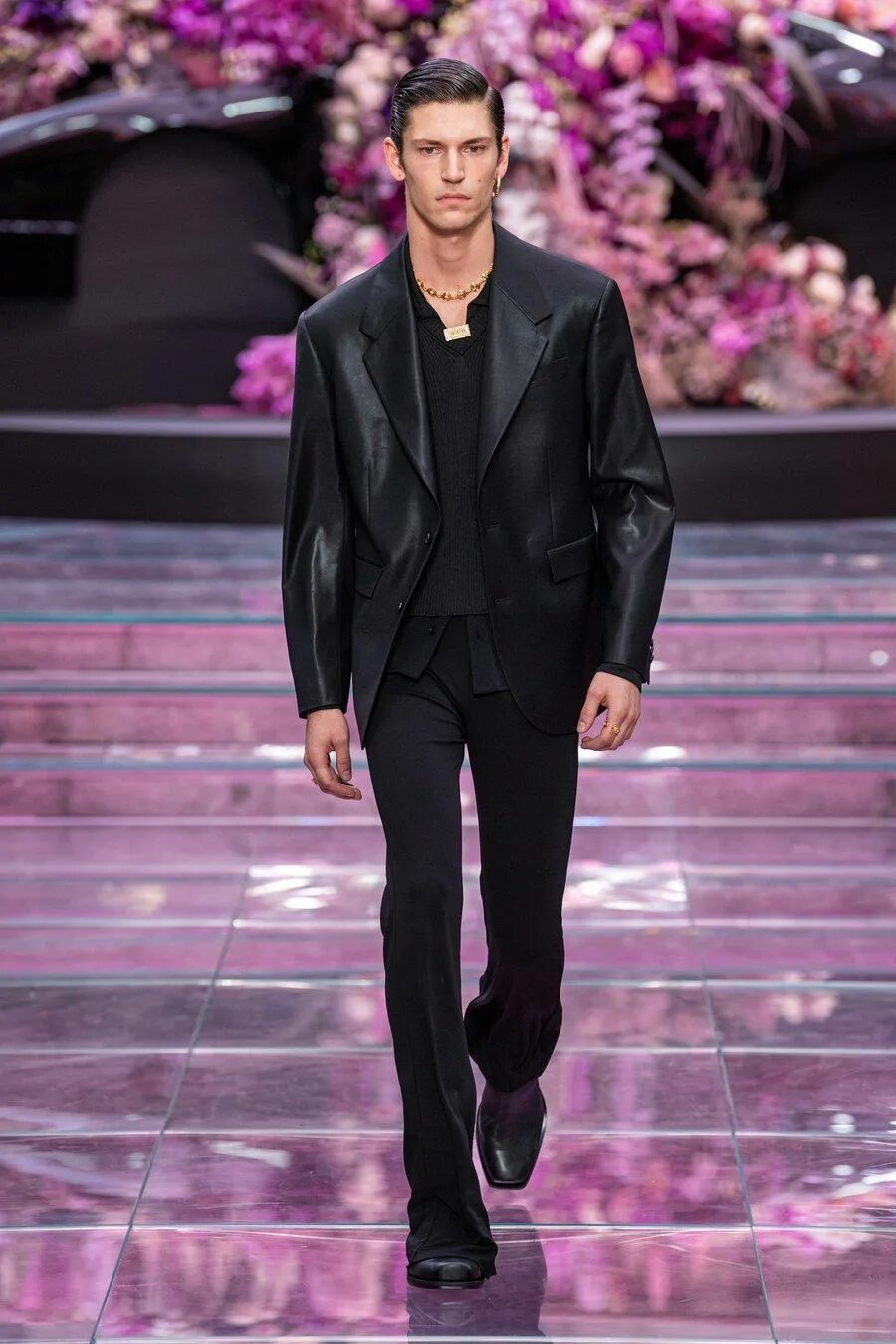 Показ мод со звездами мужские Versace SS20 men’s runway fashion style male model Versace men, Fashion models m