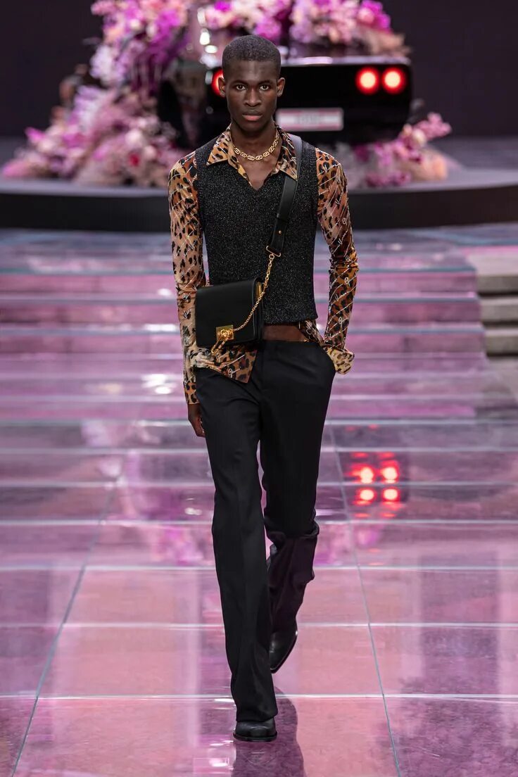 Показ мод со звездами мужские Versace Menswear весна-лето 2020 Men fashion show, Fashion, Fashion show