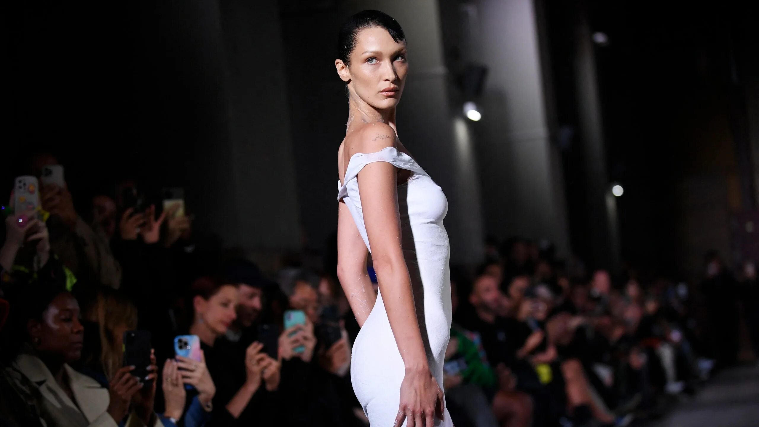 Показ мод в париже 2024 фото Bella Hadid's Dress Was Spray-Painted Directly Onto Her Body for the Coperni Spr