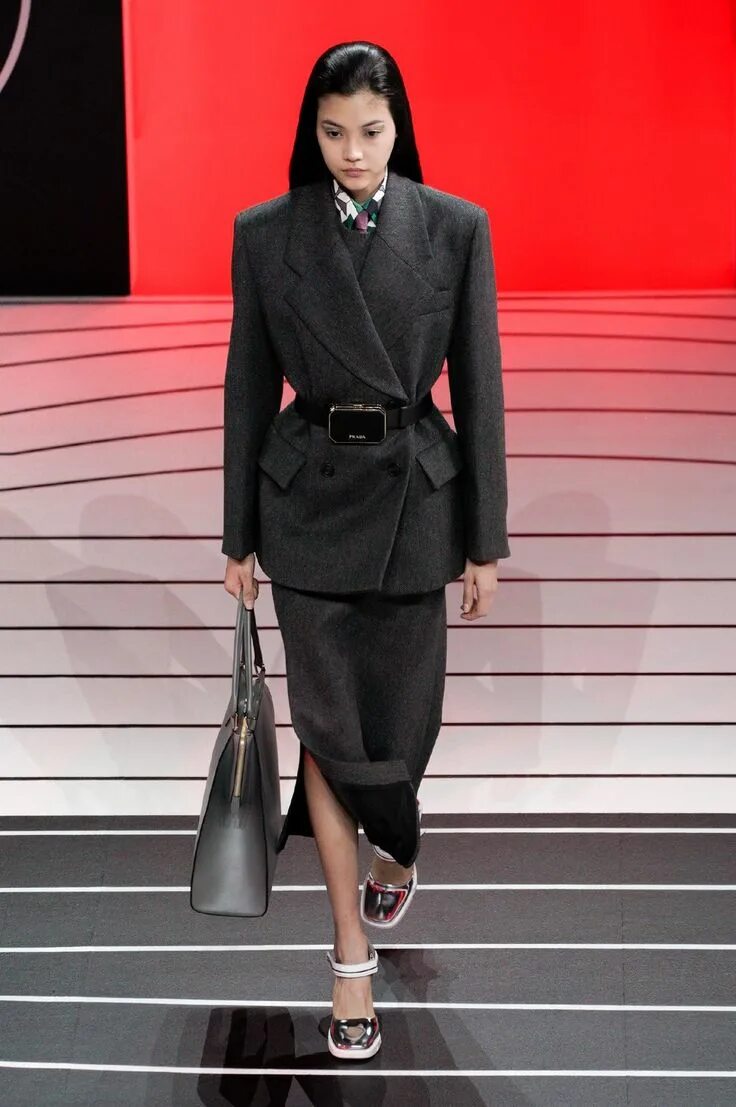 Показ мод женские костюмы Prada Fashion, 2020 fashion trends, Prada fashion