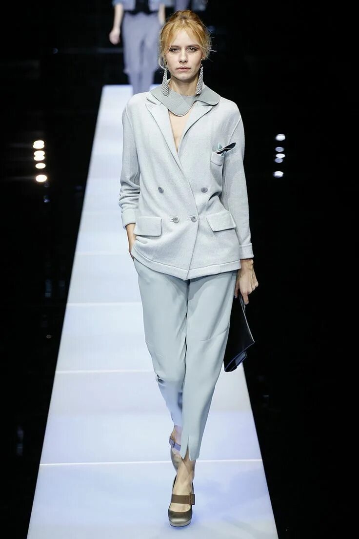 Показ мод женские костюмы Giorgio Armani Fall 2015 RTW Runway - Vogue Fashion, Armani collection, Fashion 