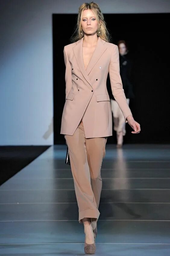 Показ мод женские костюмы Giorgio Armani. Fashion, Ready to wear, Armani suits