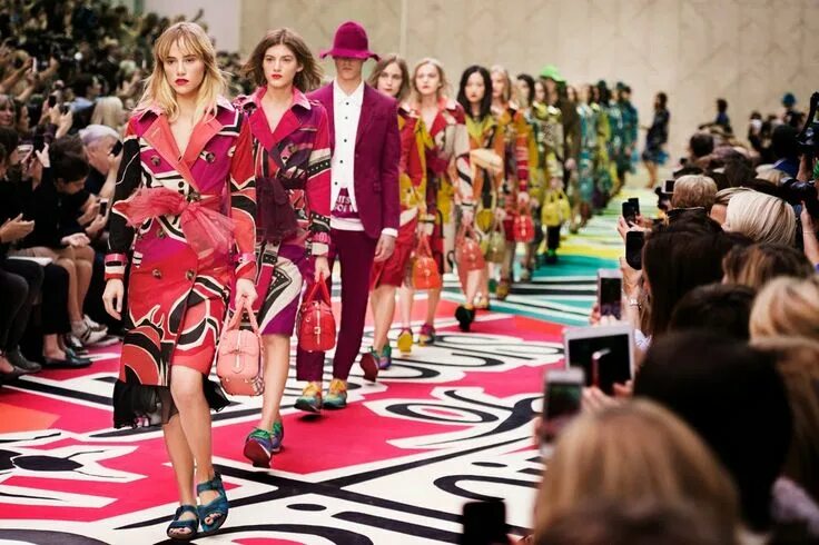 Показ мод женской одежды MIKE KAGEE FASHION BLOG: BURBERRY SPRING/SUMMER 2015 WOMENSWEAR SHOW BACKST... F