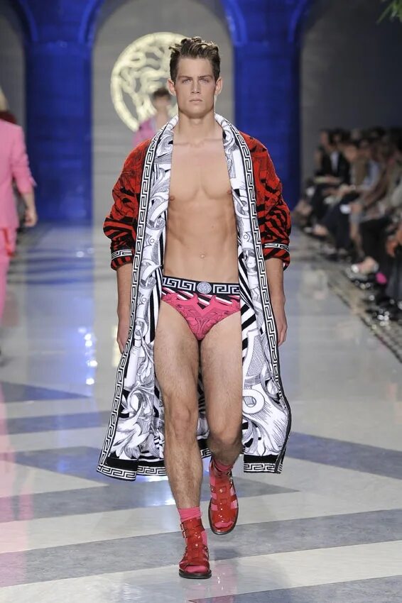 Показ моды мужских трусов Versace Printed Bathrobe and bathsuit- Men's Spring Summer 2012 #versace #men #l