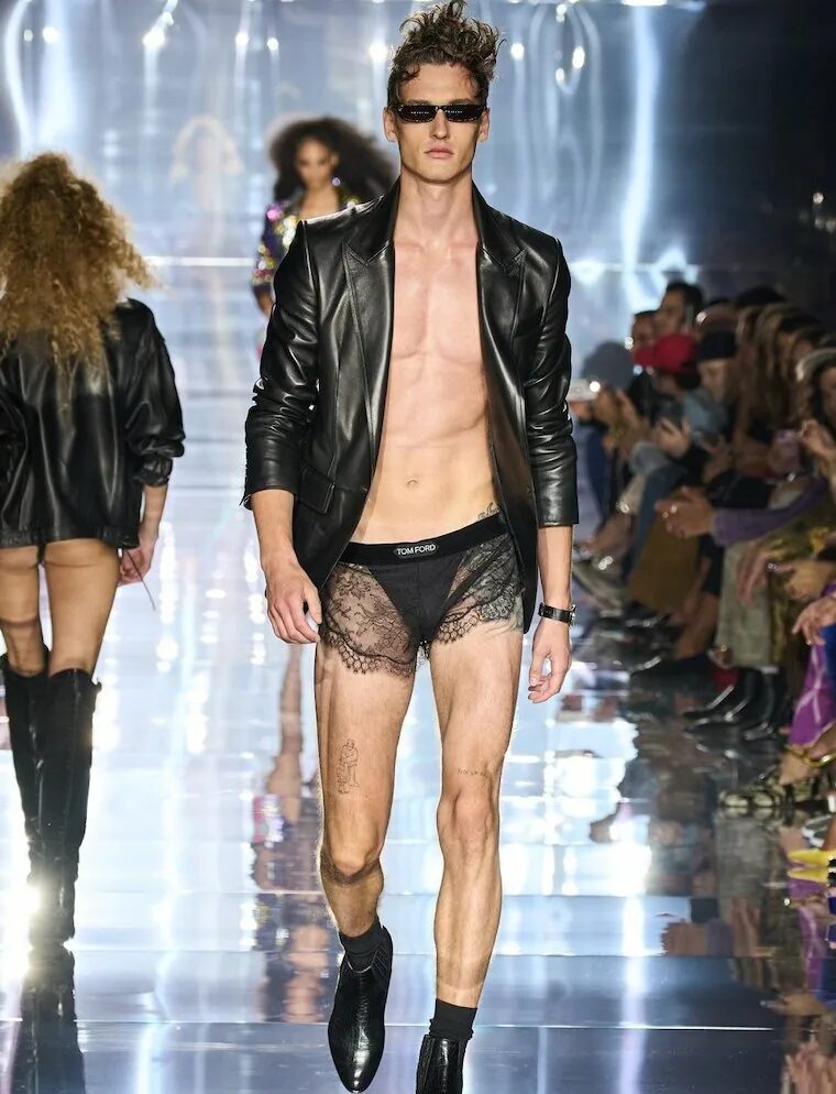 Показ моды мужских трусов Tom Ford Decrees Black Lace For the Boys Alan Ilagan