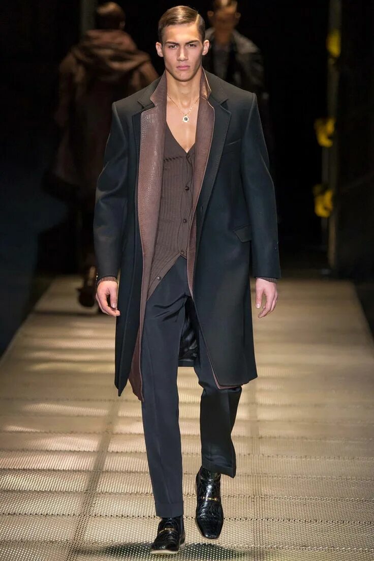 Показ моды мужской одежды Versace Fall 2015 Menswear Fashion Show Mens fashion summer, Mens fashion, Mensw